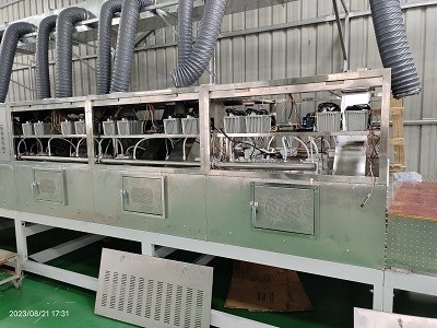 17530 mm × 1600 mm × 1100 mm Asciugatrice a vuoto per microonde per un controllo preciso della temperatura a 80 °C