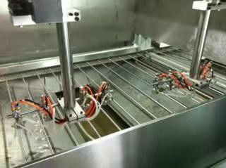 Sistema di spruzzatura automatica per rivestimento | Soluzione per l'applicazione uniforme della vernice su stampaggio di polpa e pannelli edili