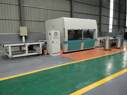 Linea di rivestimento a spruzzo completamente automatica. Sistema di rifornimento PLC e vernice personalizzabile. Basso tasso di spruzzo.