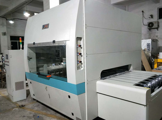Linea di rivestimento a spruzzo completamente automatica. Sistema di rifornimento PLC e vernice personalizzabile. Basso tasso di spruzzo.