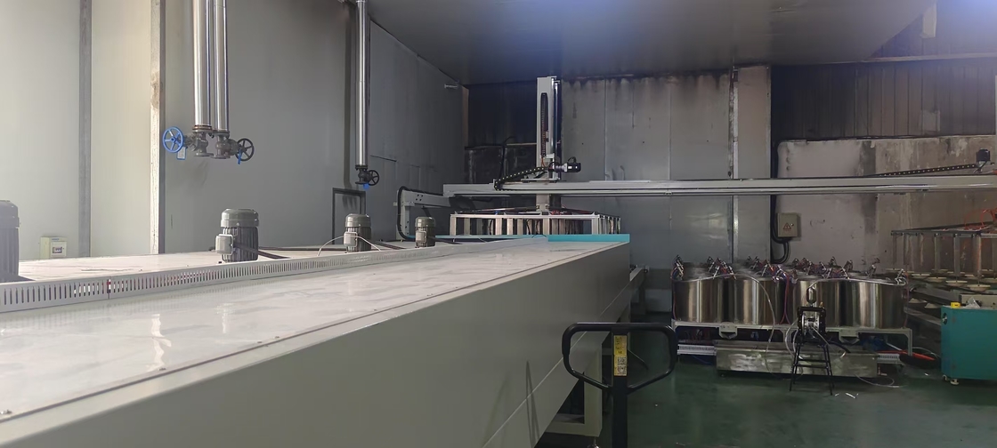Macchina di rivestimento a rotazione compatta e multifunzionale per rivestimento di prodotti stampati in polpa di piccoli lotti