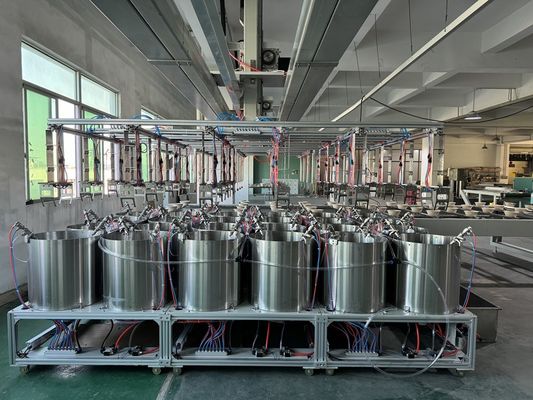 Linea di rivestimento rotante a 24 stazioni per il rivestimento interno della stampatura della pasta. Sistema di produzione automatizzato ad alto volume.