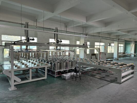 Macchina di rivestimento automatico a rotazione multi-stazione per lo stampaggio della pasta con spessore di rivestimento personalizzabile e manipolazione robotica dei materiali