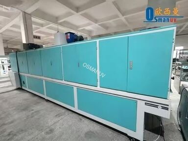 Linea di rivestimento soft-touch continua a eccimeri da 172 nm per legno e pannelli – Larghezza personalizzabile (600-2100 mm) e livello di brillantezza (1-10 GU)